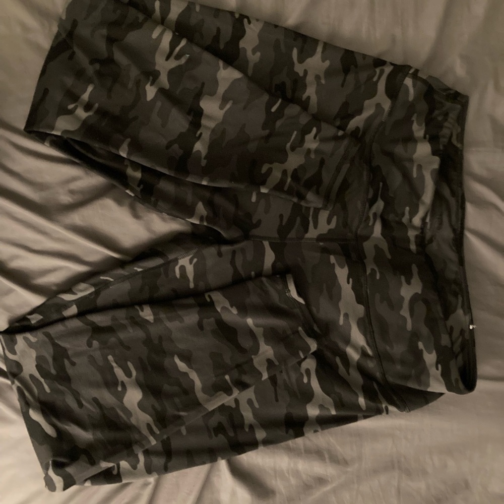 Maurices compression leggings 1xl black/grey camo